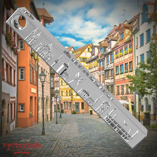 Stabanhänger aus Edelstahl mit Reliefs der Koordinaten und bekannter Motive der Stadt Nürnberg