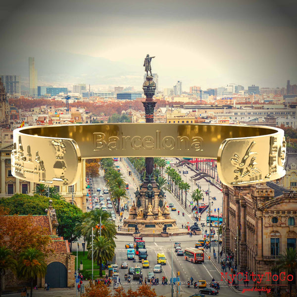 Goldfarbener Armreif mit Reliefs bekannter Motive der Stadt Barcelona