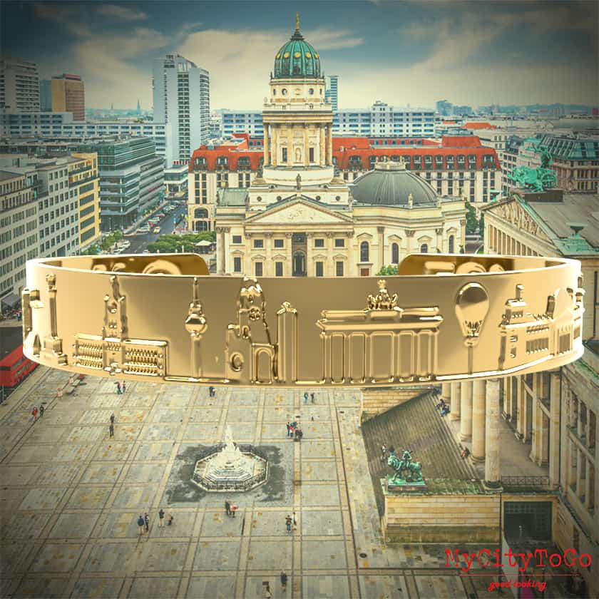 Goldfarbener Armreif mit Motiven der Stadt Berlin