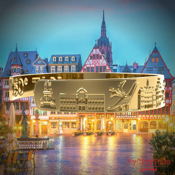 Goldfarbener Armreif mit Reliefs bekannter Motive der Stadt Frankfurt