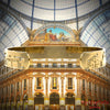 Goldfarbener Armreif mit Reliefs bekannter Motive der Stadt Mailand