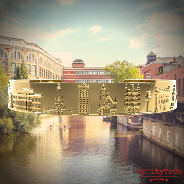 Goldfarbener Armreif mit Reliefs bekannter Motive der Stadt Leipzig