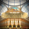 Goldfarbener Armreif mit Reliefs bekannter Motive der Stadt Mailand