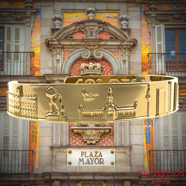 Goldfarbener Armreif mit Reliefs bekannter Motive der Stadt Madrid