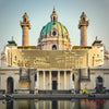 Goldfarbener Armreif mit Reliefs bekannter Motive der Stadt Wien