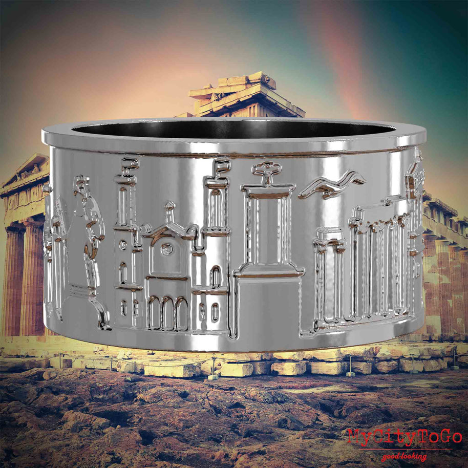Silberner Ring mit Reliefs bekannter Sehenswürdigkeiten der Stadt Athen. Den Hintergrund bildet eine Ansicht der Stadt Athen.