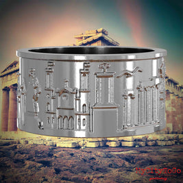 Silberner Ring mit Reliefs bekannter Sehenswürdigkeiten der Stadt Athen. Den Hintergrund bildet eine Ansicht der Stadt Athen.