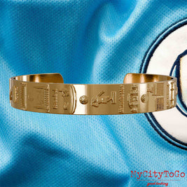 Vergoldeter Armreif mit Reliefs der Stadien und Sehenswürdigkeiten der Spielorte während der Champions-League-Saison 22/23 von Manchester City