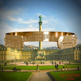 Innenseite eines vergoldeten Armreifs mit Reliefs bekannter Sehenswürdigkeiten der Stadt Stuttgart und einer Gravur des Stadtnamens. Den Hintergrund bildet eine Ansicht der Stadt Stuttgart.