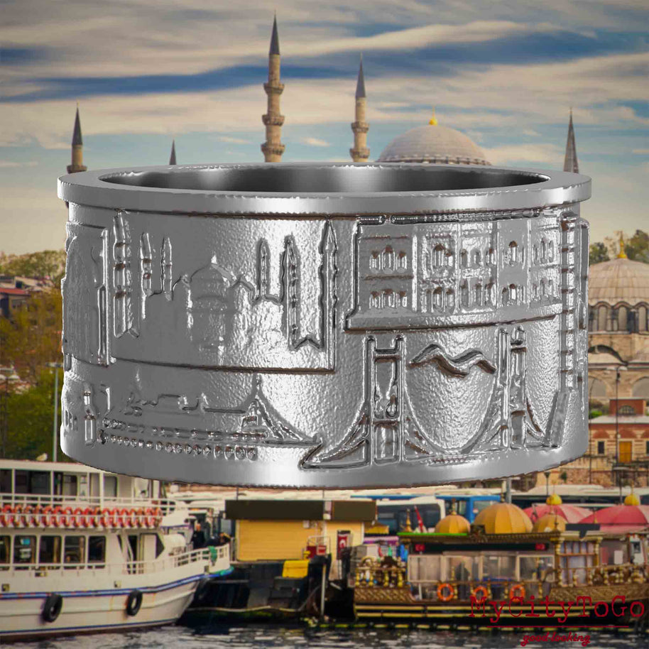 Ring aus Edelstahl mit Reliefs bekannter Sehenswürdigkeiten der Stadt Istanbul. Den Hintergrund bildet eine Ansicht der Satdt Istanbul.