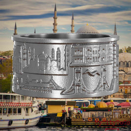 Ring aus Edelstahl mit Reliefs bekannter Sehenswürdigkeiten der Stadt Istanbul. Den Hintergrund bildet eine Ansicht der Satdt Istanbul.