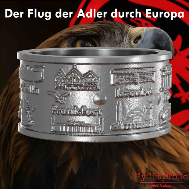 Ring aus Edelstahl mit Reliefs bekannter Sehenswürdigkeiten der Spielorte und Stadien der Frankfurter Europa-League-Saison 2021/22 mit einem Adlerkopf als Hintergrund