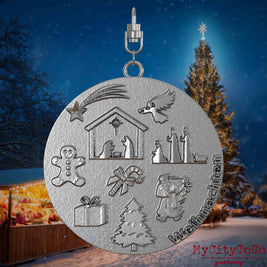 Halskette mit Drehwirbel und Rückseite eines Schmuckanhängers aus Edelstahl, auf dem Reliefs bekannter Weihnachst- und Wintermotive abgebildet sind. Den Hintergrund bildet ein naechtliches Weihnachtsmotiv.