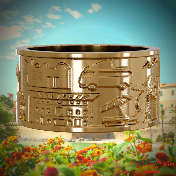 Vergoldeter Ring mit Reliefs bekannter Sehenswürdigkeiten der Stadt Palma de Mallorca. Den Hintergrund bildet eine Ansicht der Stadt Palma de Mallorca.