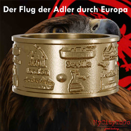 Ring aus vergoldetem Edelstahl mit Reliefs bekannter Sehenswürdigkeiten der Spielorte und Stadien der Frankfurter Europa-League-Saison 2021/22 mit einem Adlerkopf als Hintergrund
