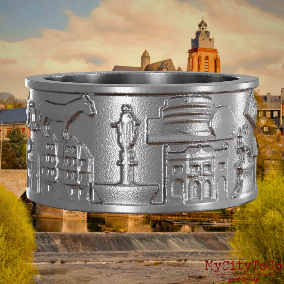 Ring aus Edelstahl mit Reliefs bekannter Sehenswürdigkeiten der Stadt Wetzlar. Den Hintergrund bildet eine Ansicht der Stadt Wetzlar.