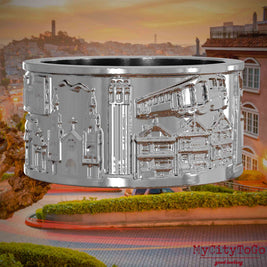 Silberner Ring mit Reliefs bekannter Sehenswürdigkeiten der Stadt San Francisco. Den Hintergrund bildet eine Ansicht der Stadt San Francisco.