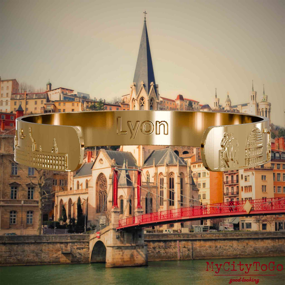 Innenseite eines vergoldeten Armreifs mit Reliefs bekannter Sehenswürdigkeiten der Stadt Lyon und einer Gravur des Stadtnamens. Den Hintergrund bildet eine Ansicht der Stadt Lyon.
