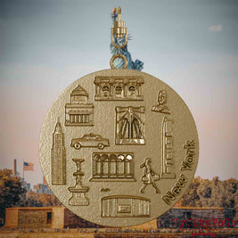 Halskette mit Drehwirbel und Rückseite eines Schmuckanhängers aus vergoldetem Edelstahl, auf dem Reliefs bekannter Sehenswürdigkeiten der Stadt New York abgebildet sind. Den Hintergrund bildet eine Ansicht der Stadt New York.

