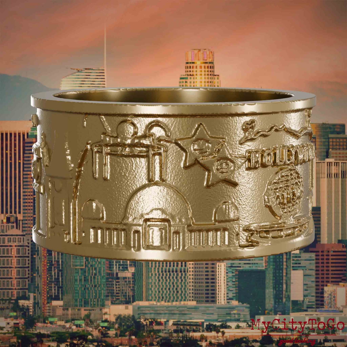 Ring aus vergoldetem Edelstahl mit Reliefs bekannter Sehenswürdigkeiten der Stadt Los Angeles. Den Hintergrund bildet eine Ansicht der Stadt Los Angeles.