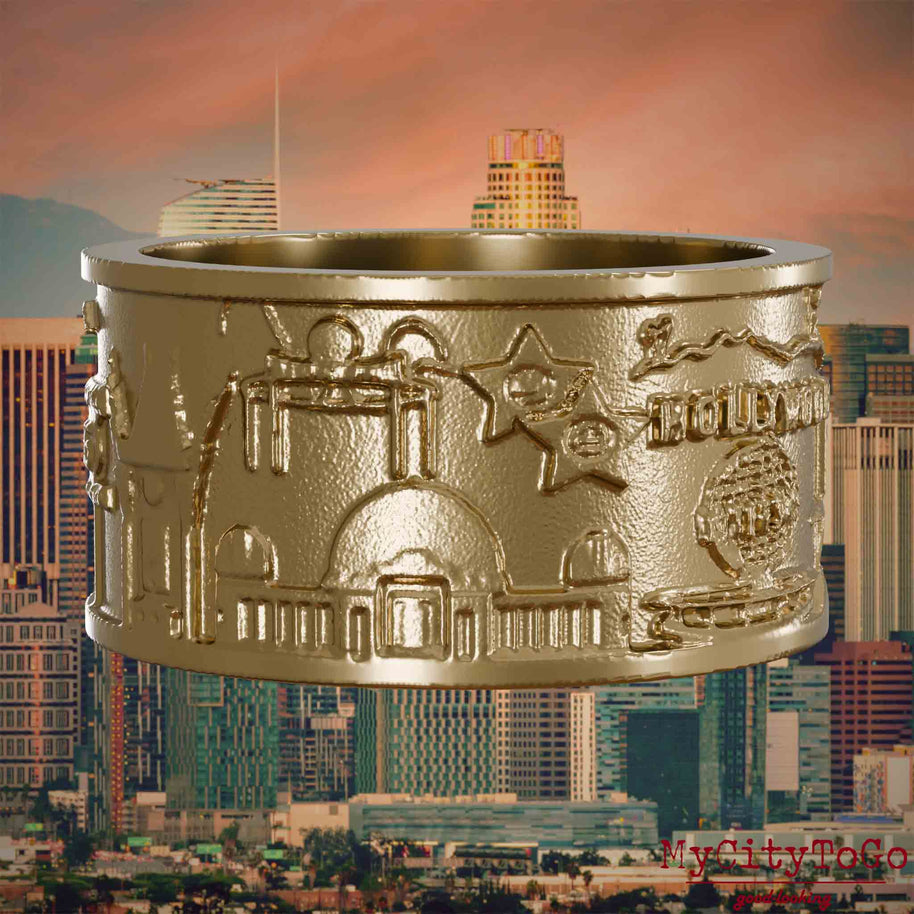 Ring aus vergoldetem Edelstahl mit Reliefs bekannter Sehenswürdigkeiten der Stadt Los Angeles. Den Hintergrund bildet eine Ansicht der Stadt Los Angeles.