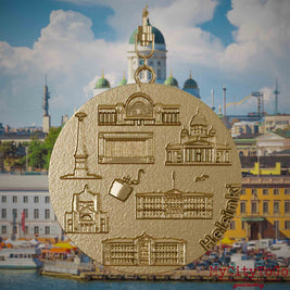 Halskette mit Drehwirbel und Vorderseite eines Schmuckanhängers aus vergoldetem Edelstahl, auf dem Reliefs bekannter Sehenswürdigkeiten der Stadt Helsinki abgebildet sind. Den Hintergrund bildet eine Ansicht der Stadt Helsinki.
