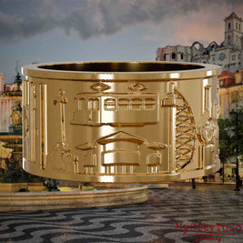 Vergoldeter Ring mit Reliefs bekannter Sehenswürdigkeiten der Stadt Lissabon. Den Hintergrund bildet eine Ansicht der Stadt Lissabon.