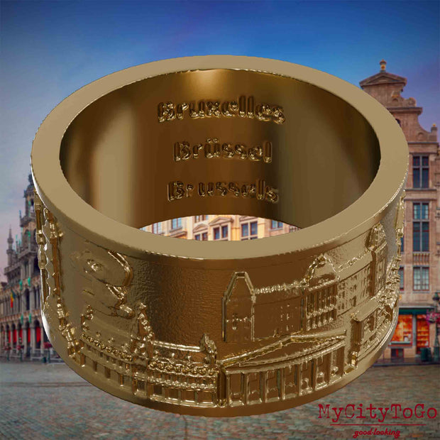 Ring aus vergoldetem Edelstahl mit Reliefs bekannter Sehenswürdigkeiten der Stadt Bruessel und einer Gravur des Stadtnamens auf der Innenseite. Den Hintergrund bildet eine Ansicht der Stadt Bruessel.