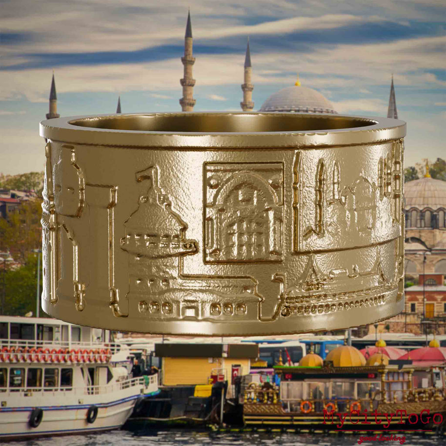Ring aus vergoldetem Edelstahl mit Reliefs bekannter Sehenswürdigkeiten der Stadt Istanbul. Den Hintergrund bildet eine Ansicht der Satdt Istanbul.