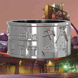 Silberner Ring mit Reliefs bekannter Sehenswürdigkeiten der Stadt Duisburg. Den Hintergrund bildet eine Ansicht der Stadt Duisburg.