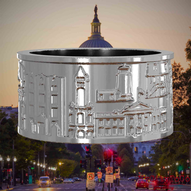 Silberner Ring mit Reliefs bekannter Sehenswürdigkeiten der Stadt Washington. Den Hintergrund bildet eine Ansicht der Stadt Washington.