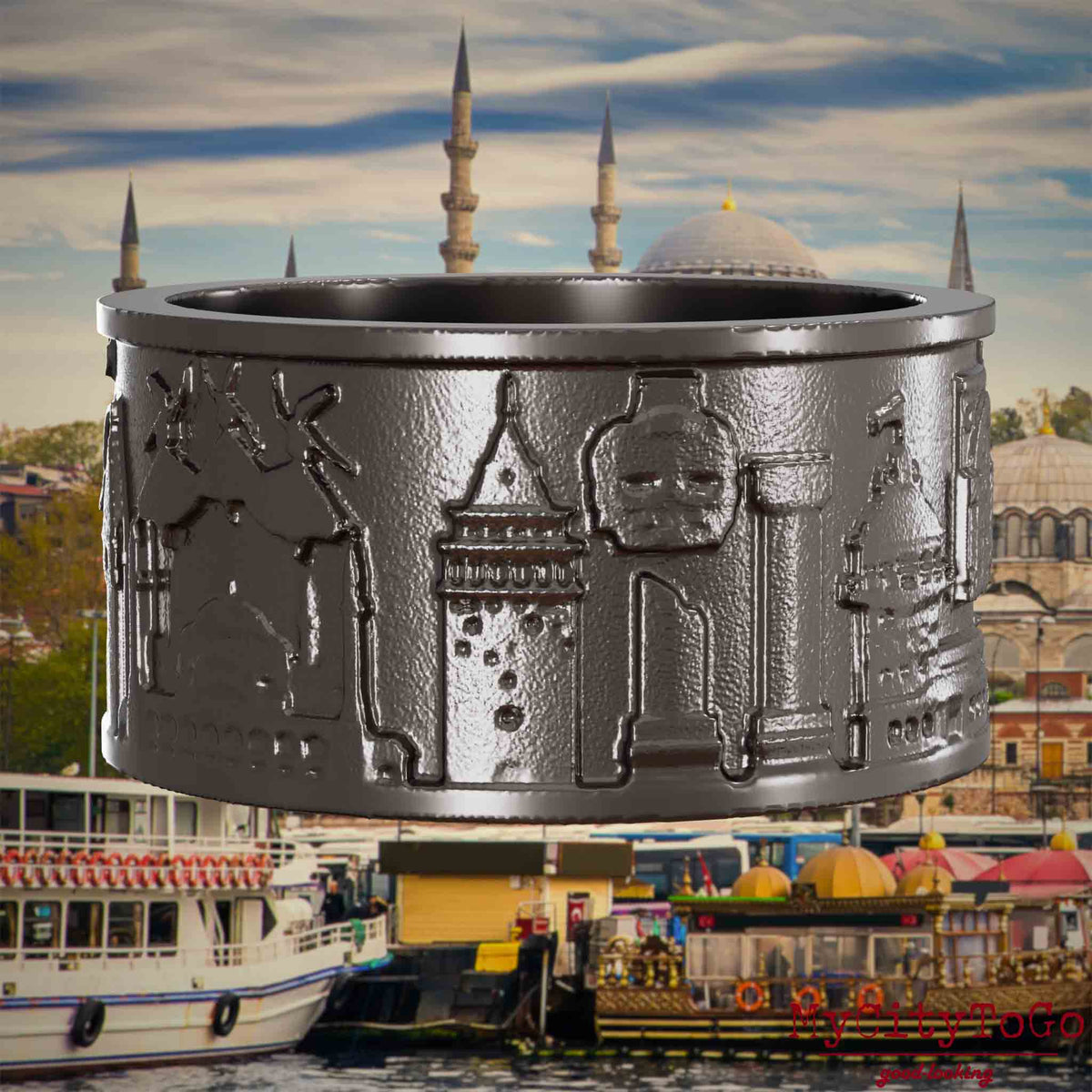 Ring aus Titan mit Reliefs bekannter Sehenswürdigkeiten der Stadt Istanbul. Den Hintergrund bildet eine Ansicht der Satdt Istanbul.