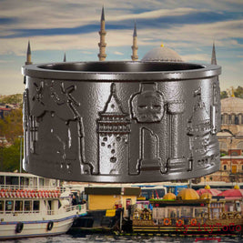 Ring aus Titan mit Reliefs bekannter Sehenswürdigkeiten der Stadt Istanbul. Den Hintergrund bildet eine Ansicht der Satdt Istanbul.