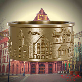 Ring aus vergoldetem Edelstahl mit Reliefs bekannter Sehenswürdigkeiten der Stadt Dortmund. Den Hintergrund bildet eine Ansicht der Stadt Dortmund.