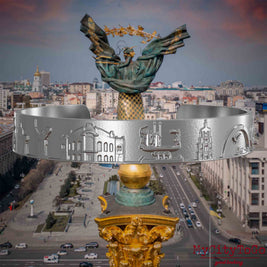 Armreif aus Edelstahl mit Reliefs bekannter Sehenswürdigkeiten der Stadt Kiew. Den Hintergrund bildet eine Ansicht der Stadt Kiew.