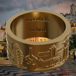 Ring aus vergoldetem Edelstahl mit Reliefs bekannter Sehenswürdigkeiten der Stadt Lissabon und einer Gravur des Stadtnamens auf der Innenseite. Den Hintergrund bildet eine Ansicht der Stadt Lissabon.