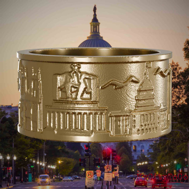 Ring aus vergoldetem Edelstahl mit Reliefs bekannter Sehenswürdigkeiten der Stadt Washington. Den Hintergrund bildet eine Ansicht der Stadt Washington.