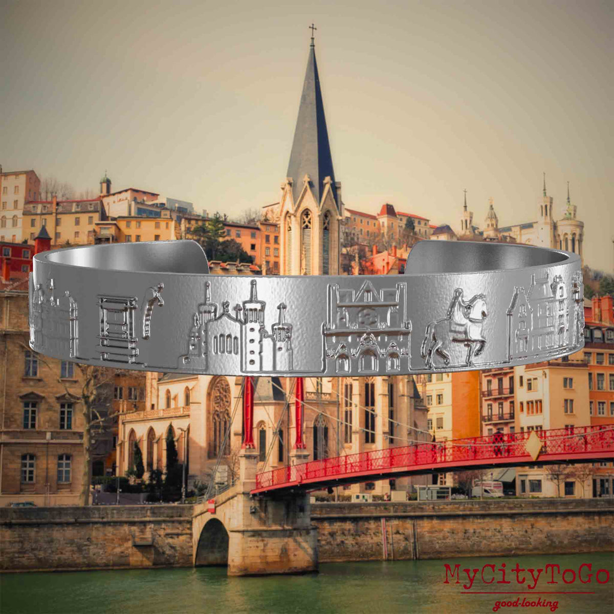 Armreif aus Edelstahl mit Reliefs bekannter Sehenswürdigkeiten der Stadt Lyon. Den Hintergrund bildet eine Ansicht der Stadt Lyon.