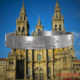 Armreif aus Edelstahl mit Reliefs bekannter Sehenswürdigkeiten und Elemente des Jakobsweges. Den Hintergrund bildet die Kathedrale von Santiago de Compostela.