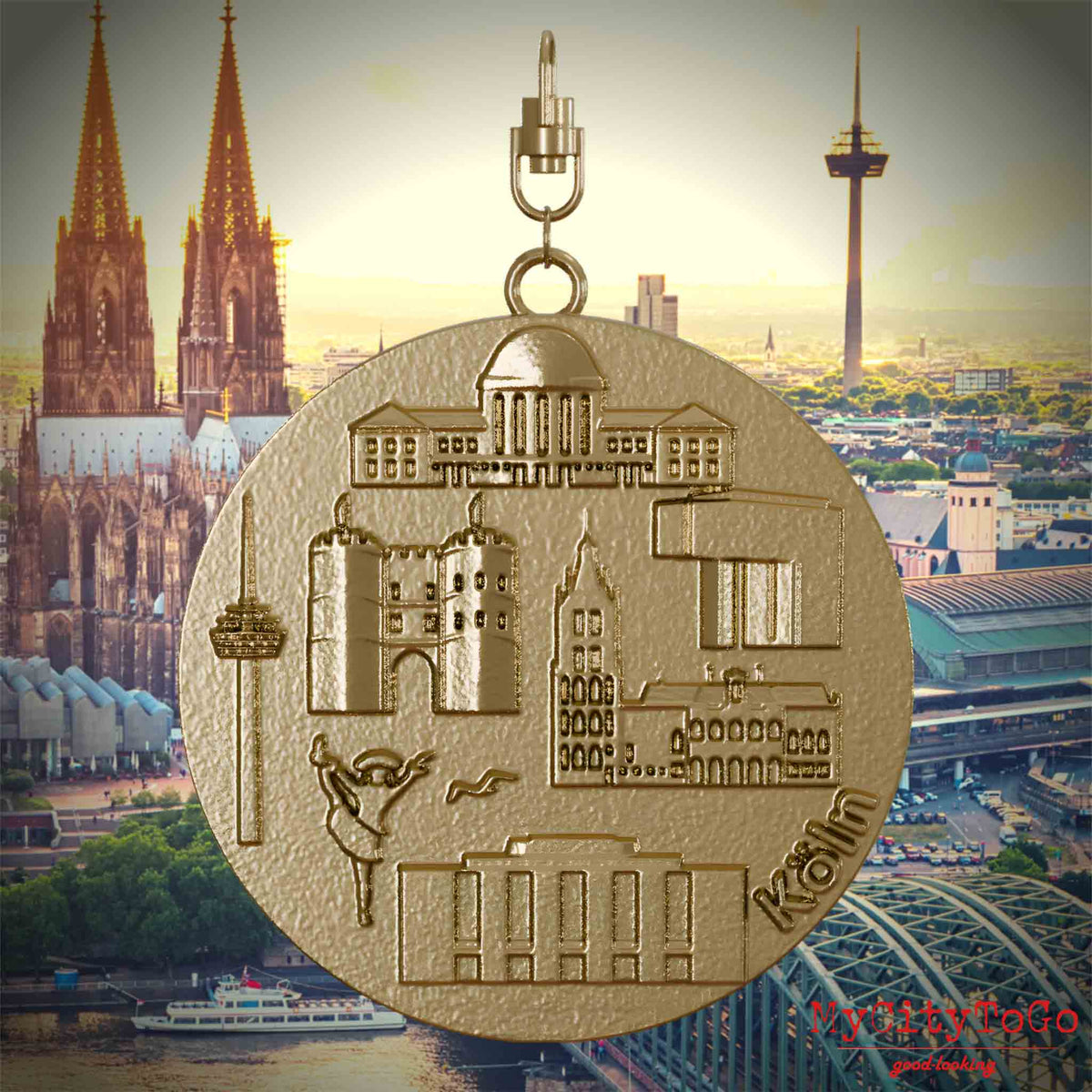 Halskette mit Drehwirbel und Rückseite eines Schmuckanhängers aus vergoldetem Edelstahl, auf dem Reliefs bekannter Sehenswürdigkeiten der Stadt Koeln abgebildet sind. Den Hintergrund bildet eine Ansicht der Stadt Koeln.