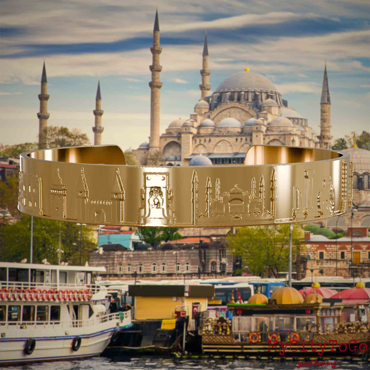 Vergoldeter Armreif mit Reliefs bekannter Sehenswürdigkeiten der Stadt Istanbul. Den Hintergrund bildet eine Ansicht der Satdt Istanbul.