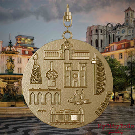Halskette mit Drehwirbel und Rückseite eines Schmuckanhängers aus vergoldetem Edelstahl, auf dem Reliefs bekannter Sehenswürdigkeiten der Stadt Lissabon abgebildet sind. Den Hintergrund bildet eine Ansicht der Stadt Lissabon.
