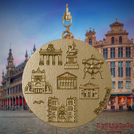 Halskette mit Drehwirbel und Rückseite eines Schmuckanhängers aus vergoldetem Edelstahl, auf dem Reliefs bekannter Sehenswürdigkeiten der Stadt Bruessel abgebildet sind. Den Hintergrund bildet eine Ansicht der Stadt Bruessel.
