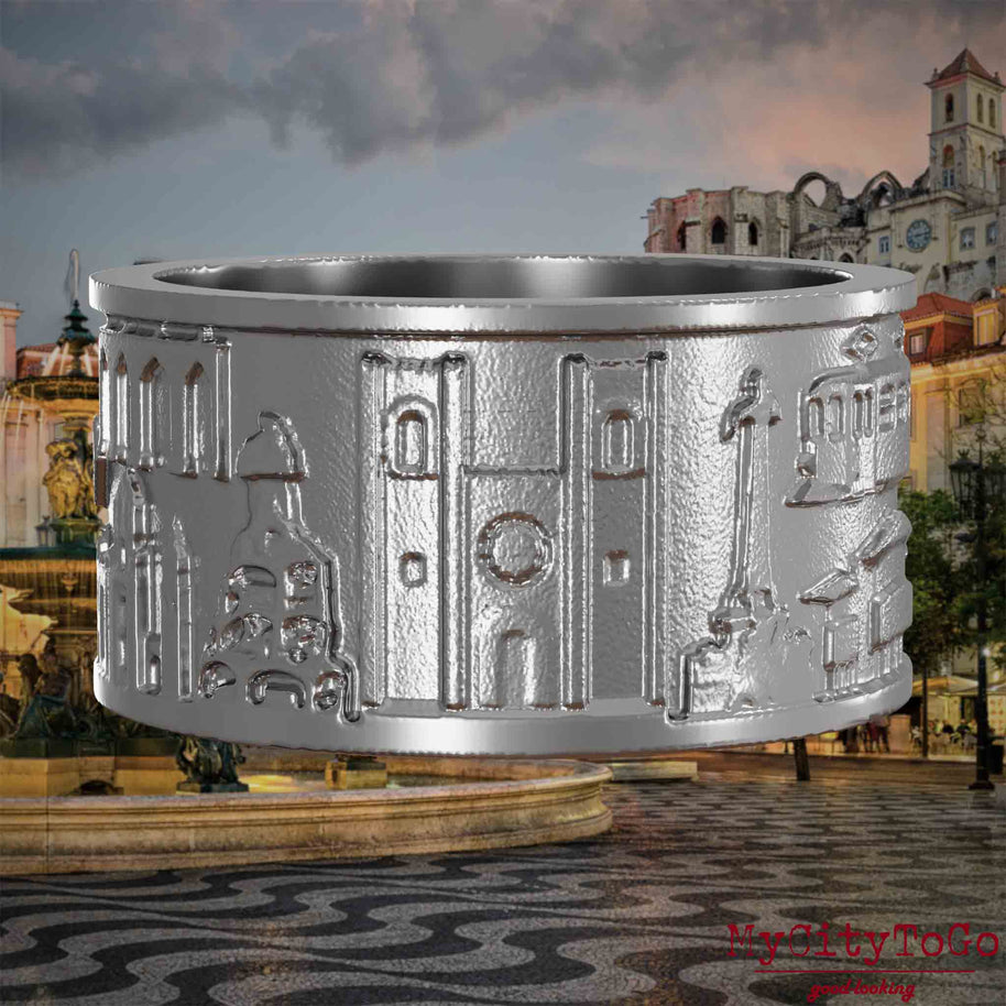 Ring aus Edelstahl mit Reliefs bekannter Sehenswürdigkeiten der Stadt Lissabon. Den Hintergrund bildet eine Ansicht der Stadt Lissabon.