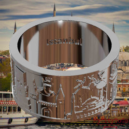 Versilberter Ring mit Reliefs bekannter Sehenswürdigkeiten der Stadt Istanbul und einer Gravur des Stadtnamens auf der Innenseite. Den Hintergrund bildet eine Ansicht der Satdt Istanbul.