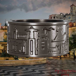 Ring aus Titan mit Reliefs bekannter Sehenswürdigkeiten der Stadt Lissabon. Den Hintergrund bildet eine Ansicht der Stadt Lissabon.