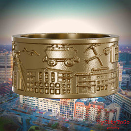 Ring aus vergoldetem Edelstahl mit Reliefs bekannter Sehenswürdigkeiten der Stadt Essen. Den Hintergrund bildet eine Ansicht der Stadt Essen.