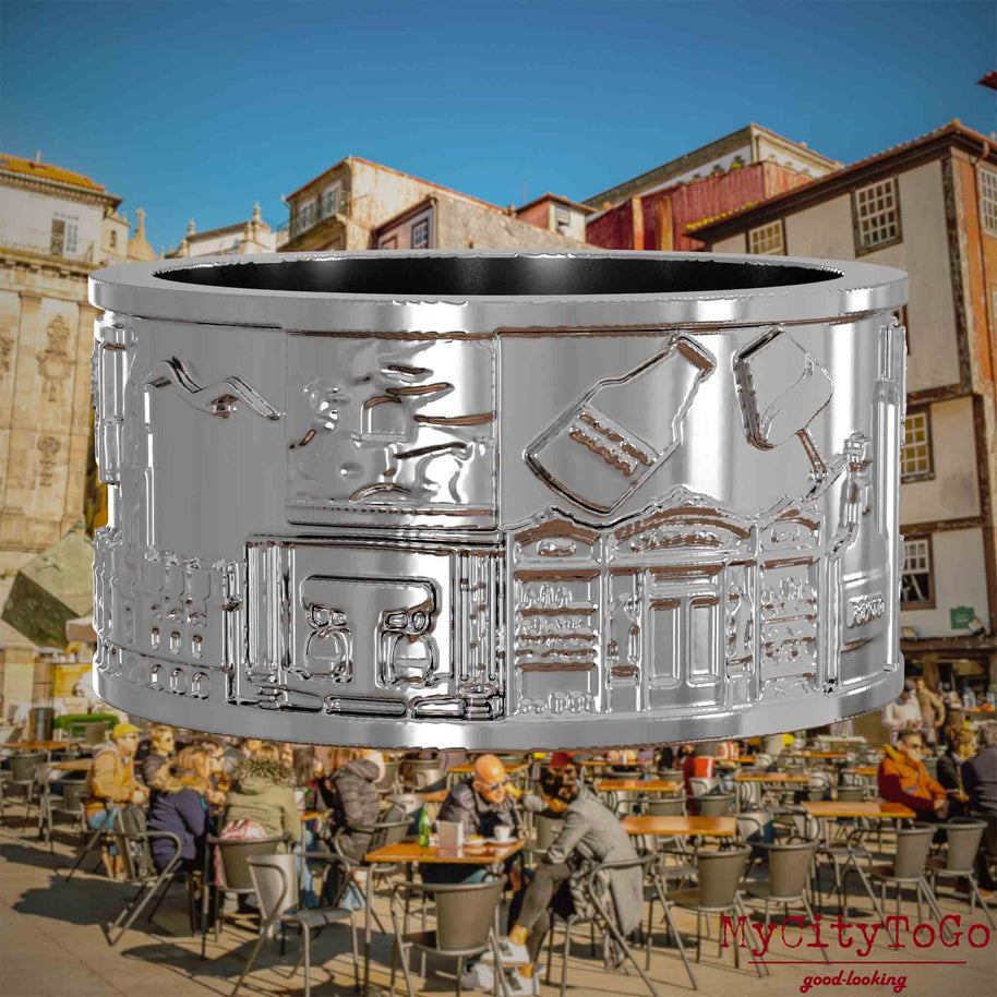 Silberner Ring mit Reliefs bekannter Sehenswürdigkeiten der Stadt Porto. Den Hintergrund bildet eine Ansicht der Stadt Porto.
