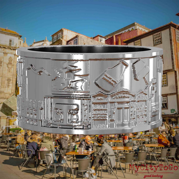 Silberner Ring mit Reliefs bekannter Sehenswürdigkeiten der Stadt Porto. Den Hintergrund bildet eine Ansicht der Stadt Porto.