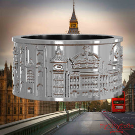 Silberner Ring mit Reliefs bekannter Sehenswürdigkeiten der Stadt London. Den Hintergrund bildet eine Ansicht der Stadt London.